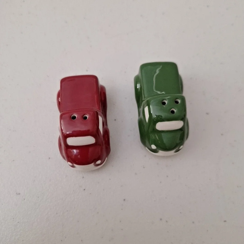 Cracker Barrel Christmas Red & Green Pickup Trucks Salt & Pepper Shakers